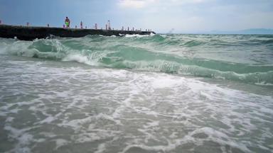 码头狂风暴雨的海波飞溅海滩沙子慢运动